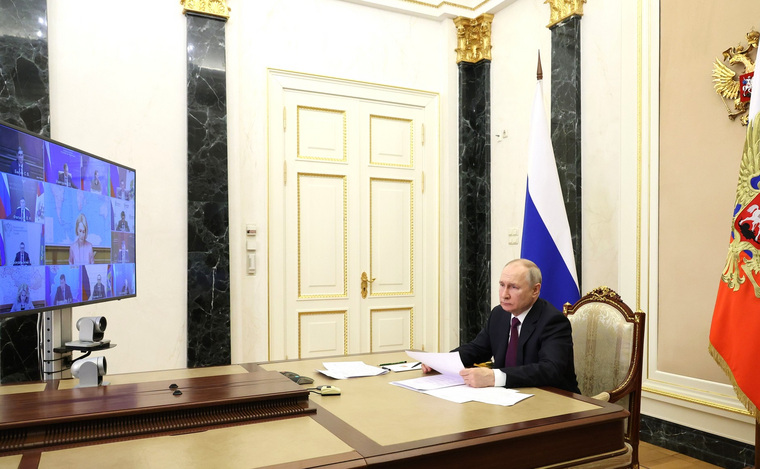 Президент РФ Владимир Путин обратил внимание членов кабмина на стратегическую важность развития Севморпути
