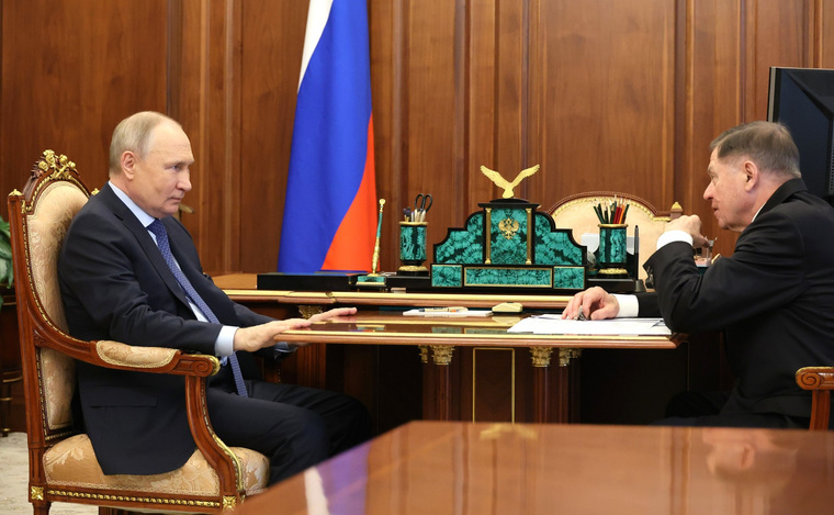 Президент РФ Владимир Путин (слева) заслушал отчет о работе по гуманизации российского законодательства