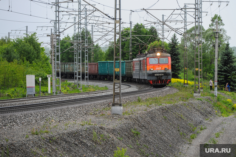 Жители поселков подозревают, что некоторые проводники могут бросать уголь из движущихся поездов