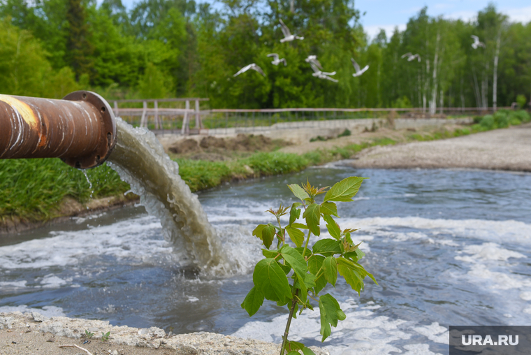Очистка воды екатеринбург. Отходы выливаются в реку. Сливают отходы в Озерах. Вода Екатеринбург.