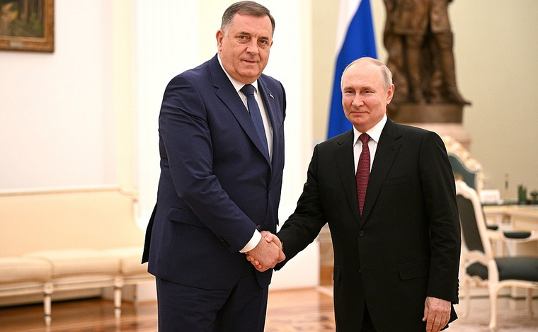 Президент РФ Владимир Путин (справа) встретился с президентом Республики Сербской Милорадом Додиком (слева) в Москве
