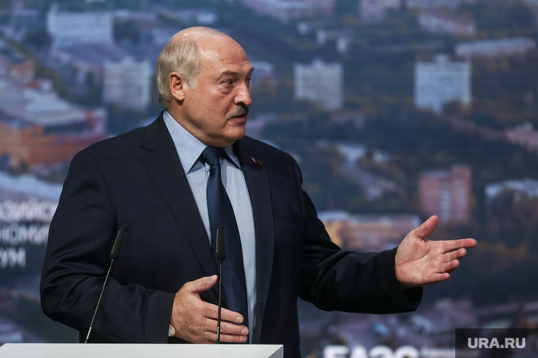 Белорусский лидер Александр Лукашенко с трибуны назвал Россию лидером в строительстве нового многополярного мира. Страны ЕАЭС — рядом