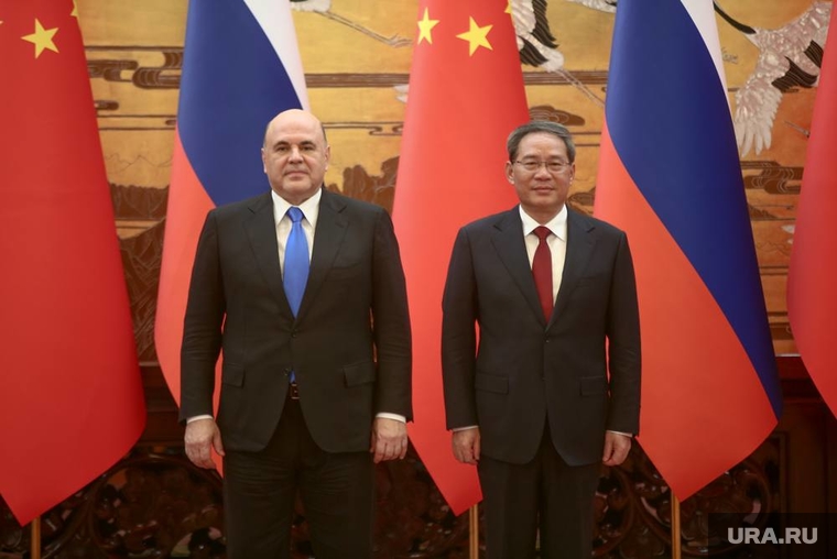 Михаил Мишустин (слева) и глава Госсовета КНР Ли Цян (справа) договорились о наращивании сотрудничества в гуманитарных сферах