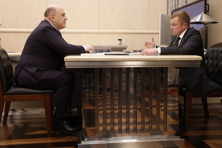Премьер-министр РФ Михаил Мишустин (слева) отметил, что российский бизнес уже адаптировался к санкциям США и ЕС