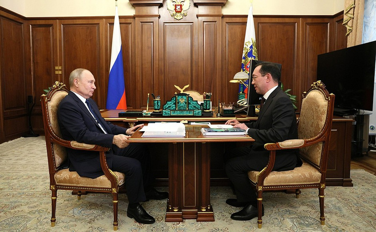 Президент РФ Владимир Путин (слева) похвалил главу Якутии Айсена Николаева (справа) за демографический рост