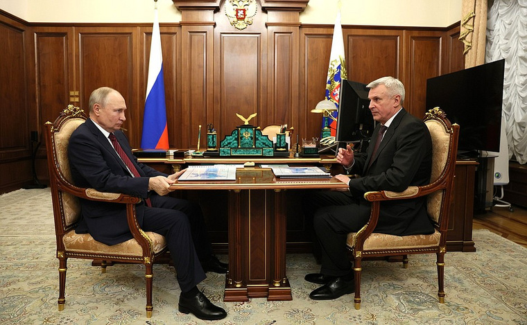 Президент РФ Владимир Путин (слева) поставил перед губернатором Магаданской области Сергеем Носовым (справа) задачу остановить отток населения из региона