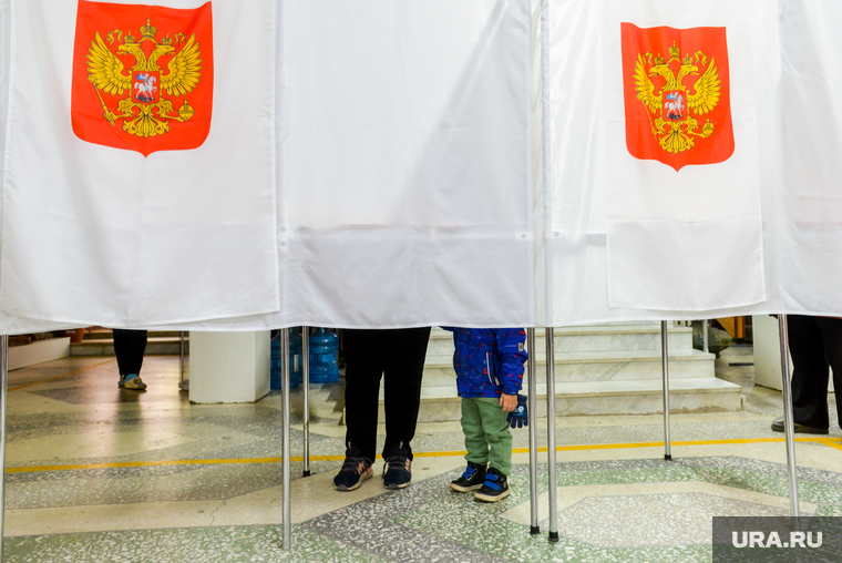 Явка в челябинске. Кабинка для голосования. Кабинки для голосования на выборах. Кабинки для голосования на выборах 2024 без шторок. Фото избирательного участка.