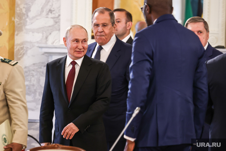 В зал переговоров российский президент зашел в приподнятом настроении
