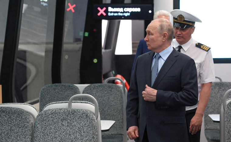 Президент РФ Владимир Путин лично поднялся на борт необычного общественного транспорта