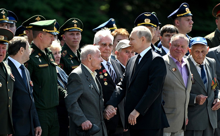 В Александровском саду президент РФ Владимир Путин пообщался с ветеранами Великой Отечественной войны