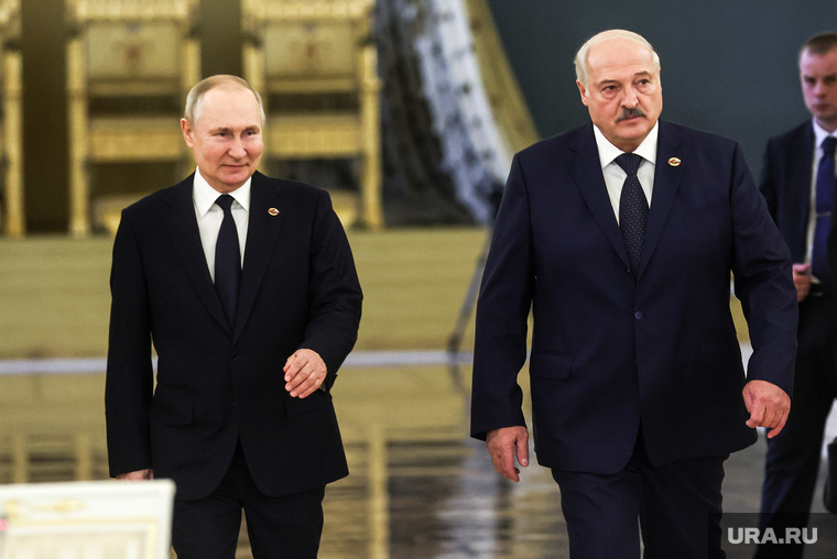 Разрешить ситуацию России помог президент Белоруссии Александр Лукашенко (справа), который вел переговоры с мятежником Евгением Пригожиным