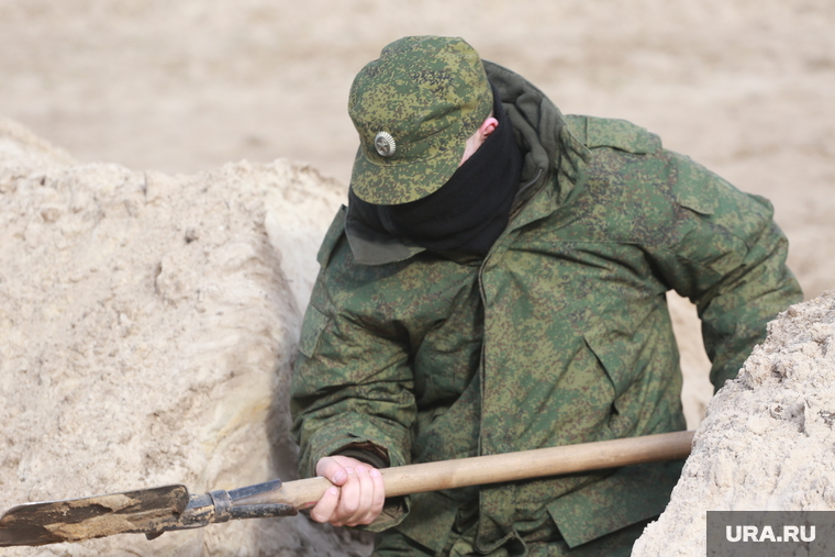 Молодой человек научился мастерки копать окопы