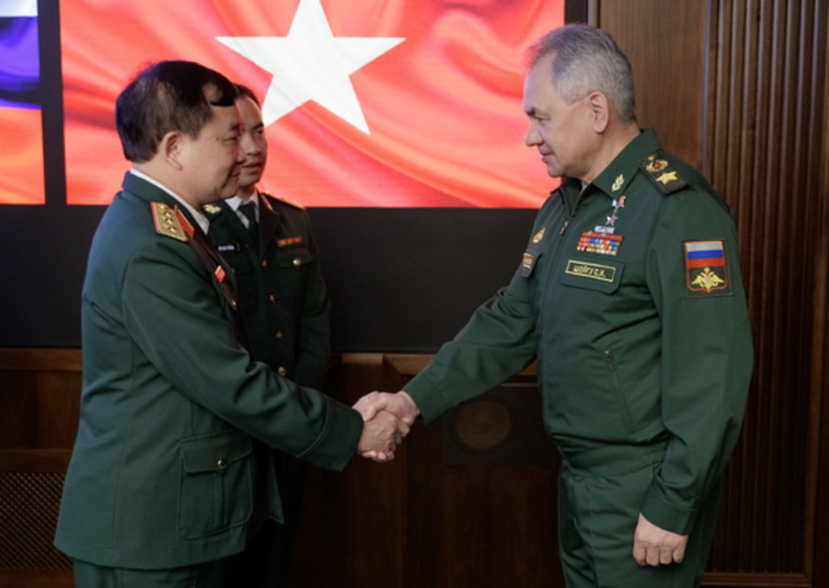 На встрече с главой Минобороны РФ Сергеем Шойгу (справа) обсуждалось российско-вьетнамское сотрудничество в военной сфере