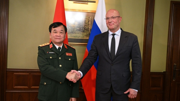 Вице-премьер РФ Дмитрий Чернышенко (справа) обсудил с замминистра нацобороны Вьетнама Хоанг Суан Тиеном комплексный план сотрудничества до 2030 года
