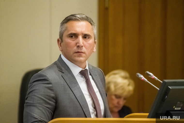 Моор намекнул участникам встречи, что бороться за мандат нужно будет собственными силами, а не надеяться победить благодаря рейтингу губернатора