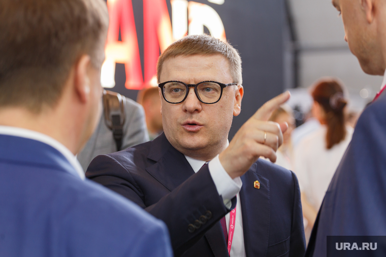 На «Иннопроме» Алексей Текслер показал Денису Мантурову скоростной лифт