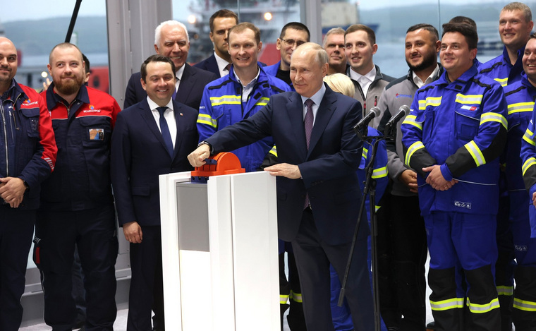 Президент РФ Владимир Путин дал гудок, сигнализирующий старт переправки уникального завода СПГ по Севпорпути