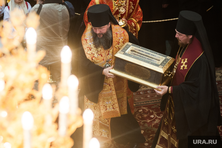 Раку с мощами Святого Георгия Победоносца в аэропорту встретили зам губернатора Климентьев и мэр Салехарда Титовский