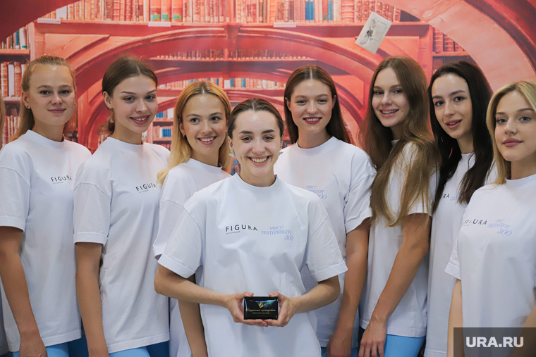 Любовь Федотова (в центре) получила сертификат на 5 тысяч рублей