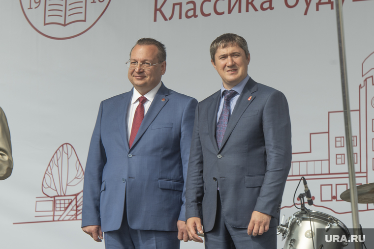 Дмитрий Красильников (слева) будет распоряжаться миллиардами