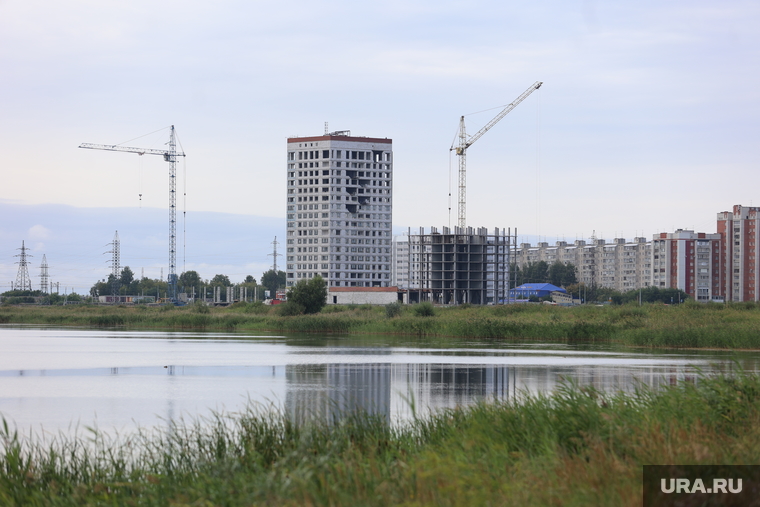Пока озеро одевали в бетон и гранит, вода куда-то ушла (архтивное фото)