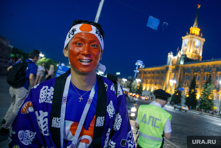 Еще пять лет назад японцы с радостью гуляли по российским городам, которые принимали Чемпионат мира по футболу, но уже вскоре США вбили клин между ближайшими соседями — РФ и Японией