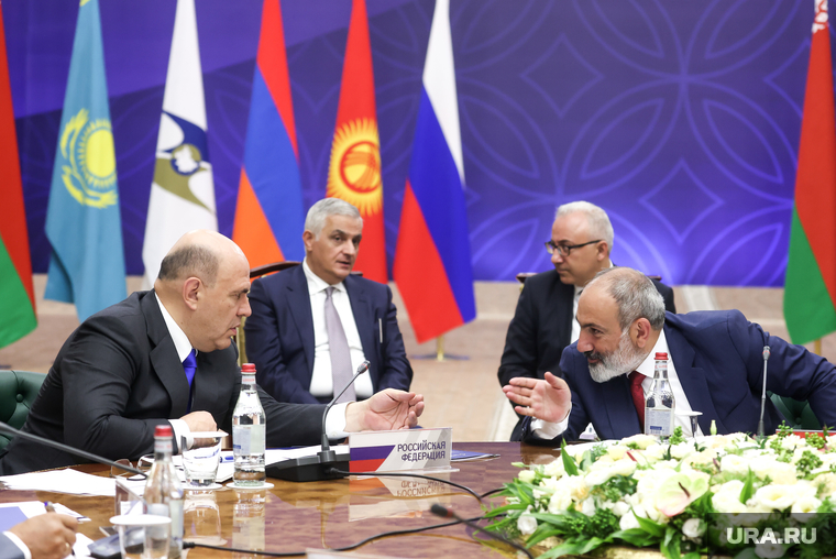 Российский и армянский премьеры до встречи в расширенном составе довольно долго говорили тет-а-тет
