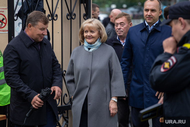 Людмила Бабушкина появилась вместе со своим замом Михаилом Клименко и депутатом Валентином Лаппо (на заднем плане)