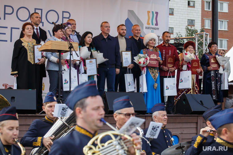 Но были среди награжденных и обычные — не политические — деятели