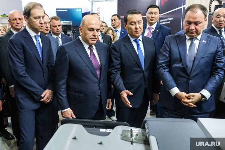 Михаила Мишустина заинтересовало отечественное МФУ для печати — об этом устройстве премьер подробно расспросил прозводителя