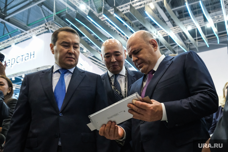 Проходя по выставке, премьер-министр Михаил Мишустин с интересом рассматривал отечественные разработки