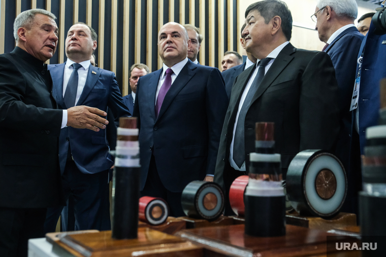 Достижения предприятий Татарстана премьер-министрам стран ЕАЭС представлял лично глава республики Рустам Минниханов (слева)