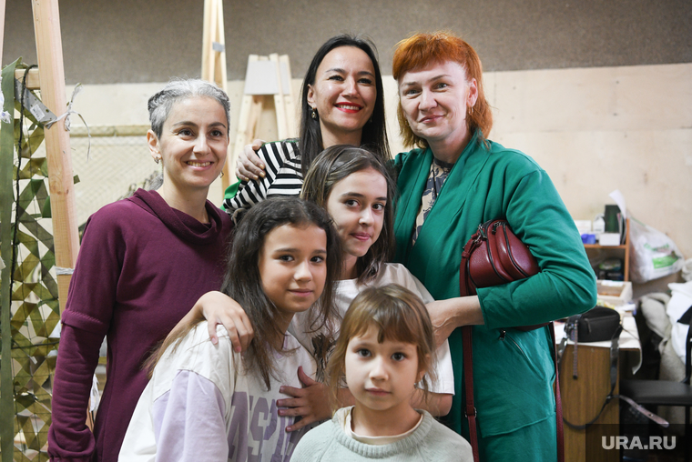 Инициаторы гуманитарного проекта Юлия Глушкина и Любовь Головкова (по краям) с волонтерами