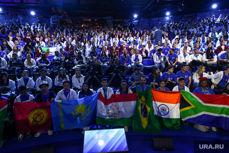 На олимпиаде присутствуют школьники из 19 стран и 4 континентов