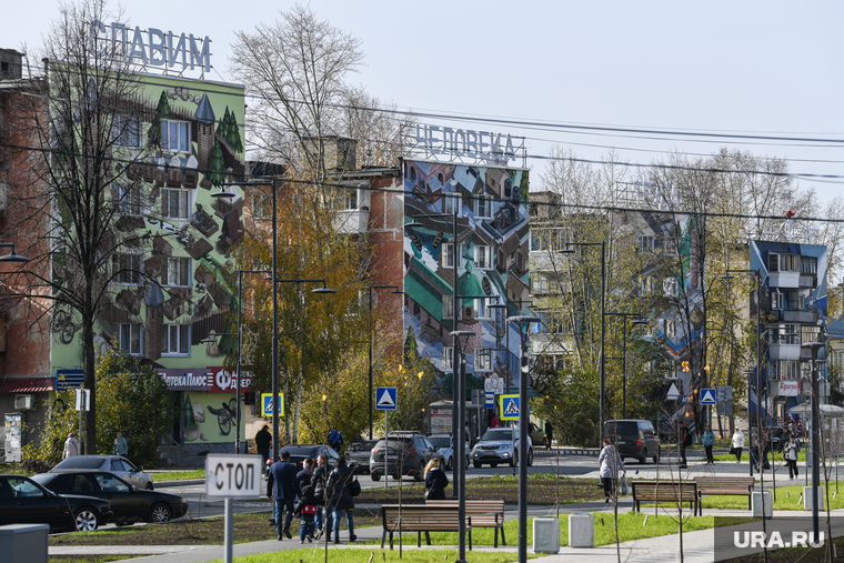 Муралы на стенах домов изображают историю города и СТЗ