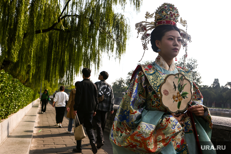 Пекинские улицы на удивление оказались не многолюдны, и такие красавицы в национальных костюмах сразу обращают на себя внимание всех окружающих