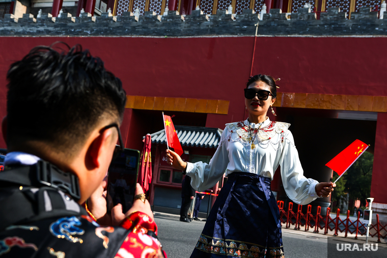 Китайцы — невероятно патриотичные люди: национальные флаги в миниатюре в руках практически у каждого туриста