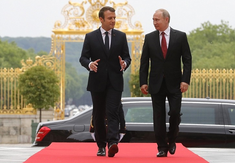 Президент Франции Эммануэль Макрон (слева) тоже был в Казахстане буквально неделю назад