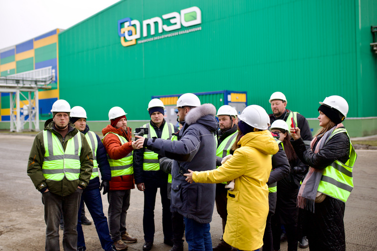 Завод также посетили журналисты и общественники