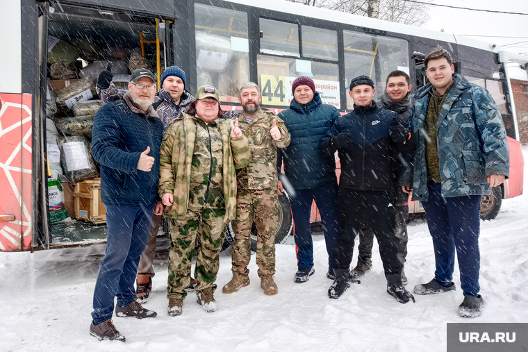 В погрузке машины семье Шкляевых помогают молодые люди, живущие по соседству