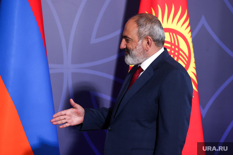 Премьер-министр Армении Никол Пашинян устроил демарш и оказался единственным из лидеров ОДКБ, кто сегодня не пожал руку союзникам