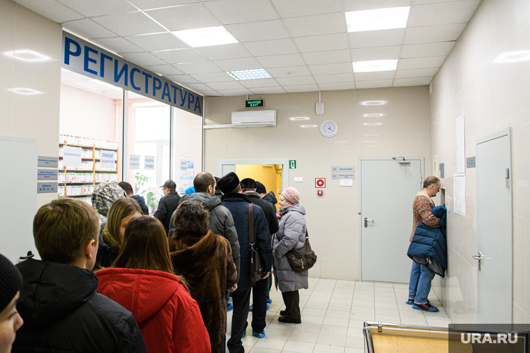 К очередям в коридорах больниц добавились очереди с списках