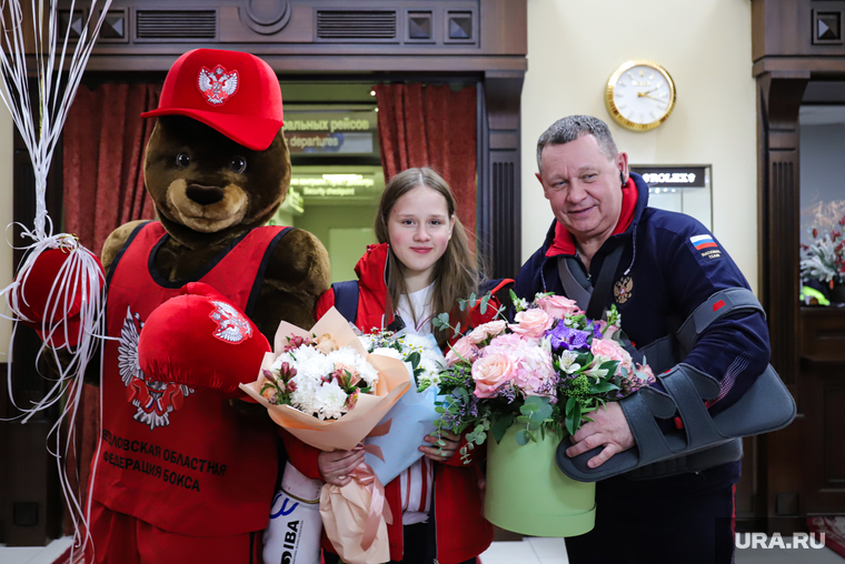 Среди встречающих чемпионку был медведь-боксер — символ Свердловской областной федерации бокса