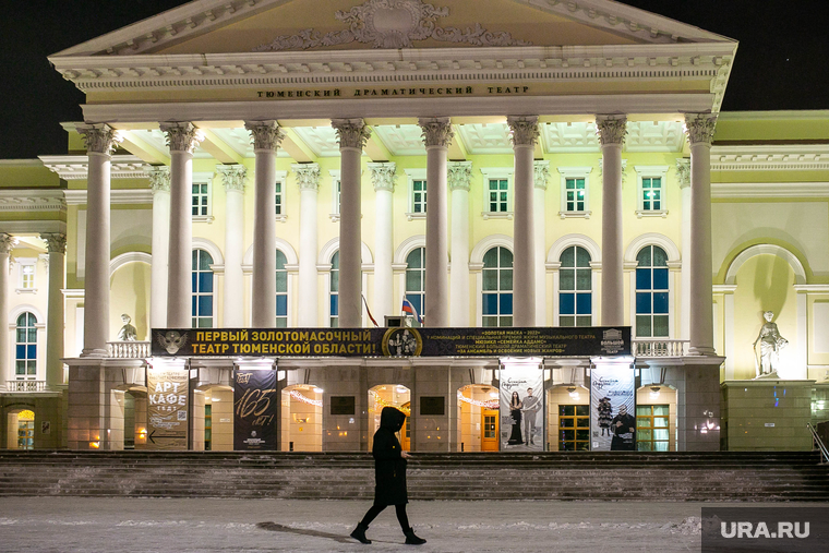 Мошенницы зовут тюменцев сходить в драмтеатр и разводят их на деньги