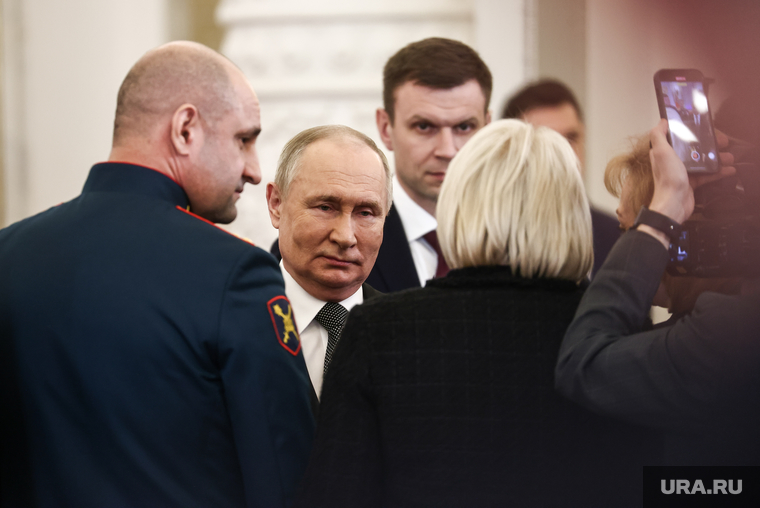 Владимир Путин выслушал каждого из тех, кто подошел к нему с одной просьбой — остаться президентом России