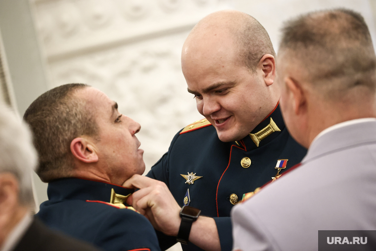 В ожидании начала церемонии капитан Андрей Соловьев помог застегнуть воротничок своему сослуживцу