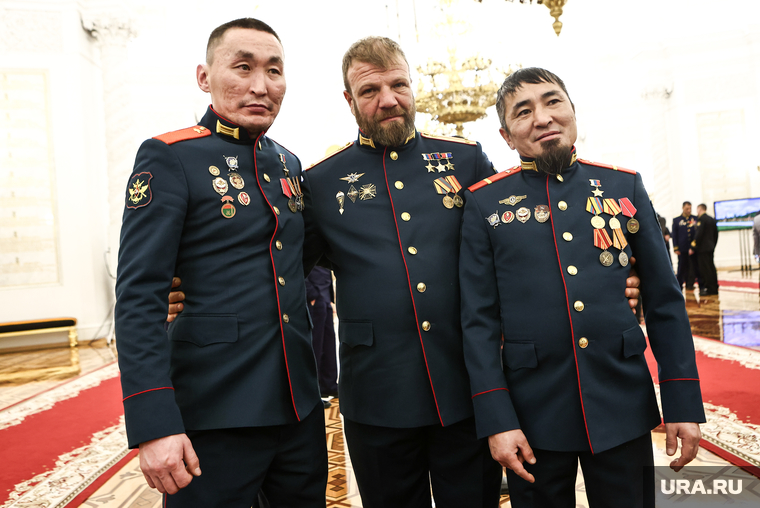 Александр Леваков (в середине), член легендарного экипажа танка «Алеша», как и его сослуживцы, вернулись домой, но до сих пор вспоминают и тот бой, и свою встречу с президентом Путиным