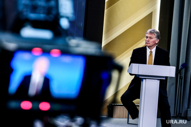 На этот раз пресс-секретарю президента Дмитрию Пескову пришлось нелегко: модерировал процесс не только он и сам Владимир Путин, но и еще двое ведущих