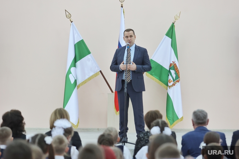 Открыл школу губернатор Вадим Шумков и по видеосвязи министр просвещения РФ — Сергей Кравцов