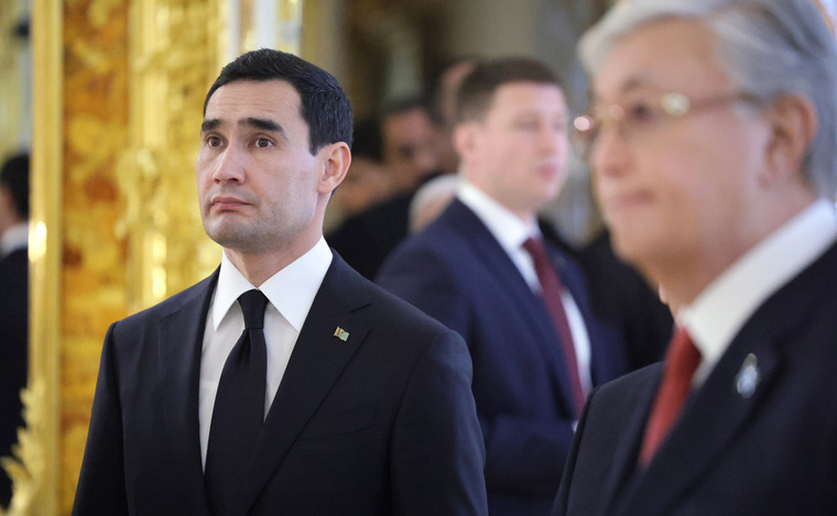 Самый молодой из лидеров стран СНГ президент Туркменистана Сердар Бердымухамедов, кажется, еще не совсем освоился в компании опытнейших коллег